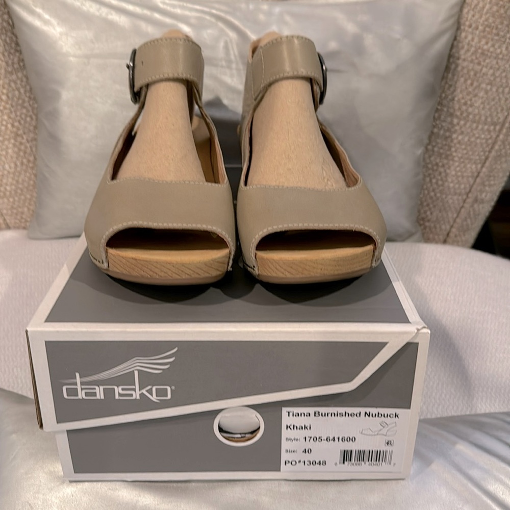 Dansko Tiana Burnished Nubuck (Calf) Sandal, New, Size 40 (US 9/10).